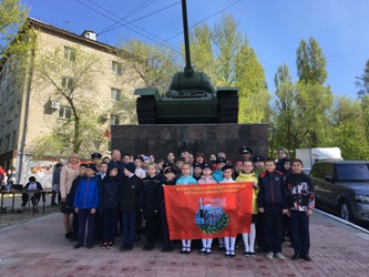 Юлия Видяйкина вместе со школьниками возложила цветы к памятнику «Танк Т-34-85 «Мать – Родина»